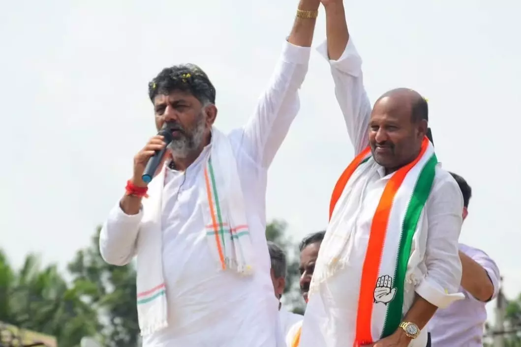 Karnataka कांग्रेस में मतभेद, विधायक ने सीएम के बेटे के बयानों को बताया अनुचित Karnataka कांग्रेस में मतभेद, विधायक ने सीएम के बेटे के बयानों को बताया अनुचित