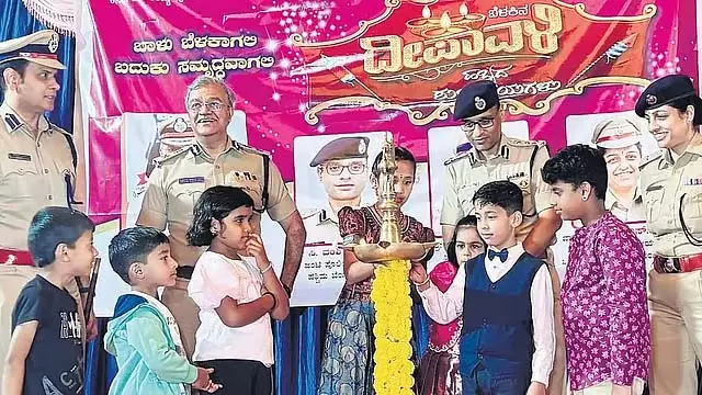 Karnataka : सीमनथ कुमार ने पुलिसकर्मियों का मनोबल बढ़ाने के लिए उनके साथ दिवाली मनाई Karnataka : सीमनथ कुमार ने पुलिसकर्मियों का मनोबल बढ़ाने के लिए उनके साथ दिवाली मनाई