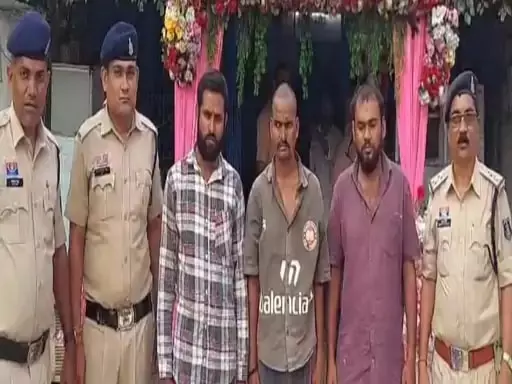 6 बदमाश गिरफ्तार, तीन थानों की पुलिस ने की कार्रवाई 6 बदमाश गिरफ्तार, तीन थानों की पुलिस ने की कार्रवाई