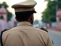 Bareilly: बाइक गिराने की घटना के बाद लाइन हाजिर, दरोगा पर कार्रवाई Bareilly: बाइक गिराने की घटना के बाद लाइन हाजिर, दरोगा पर कार्रवाई