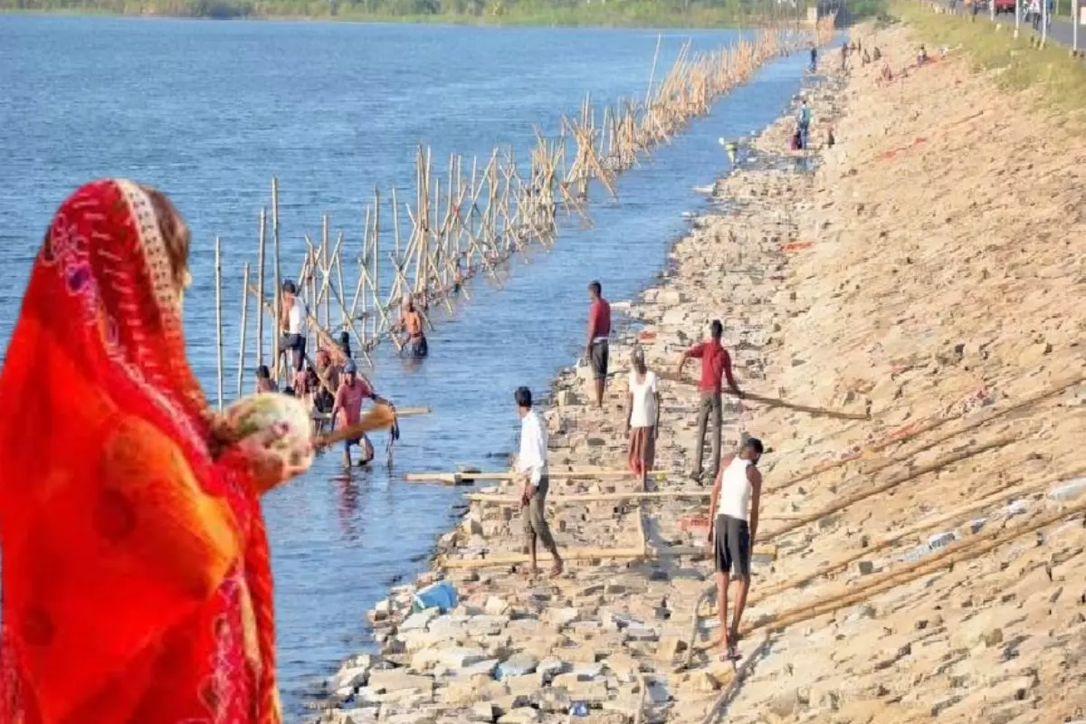 Bareilly: पक्के घाटों की सफाई से महापर्व की तैयारी जोरों पर Bareilly: पक्के घाटों की सफाई से महापर्व की तैयारी जोरों पर
