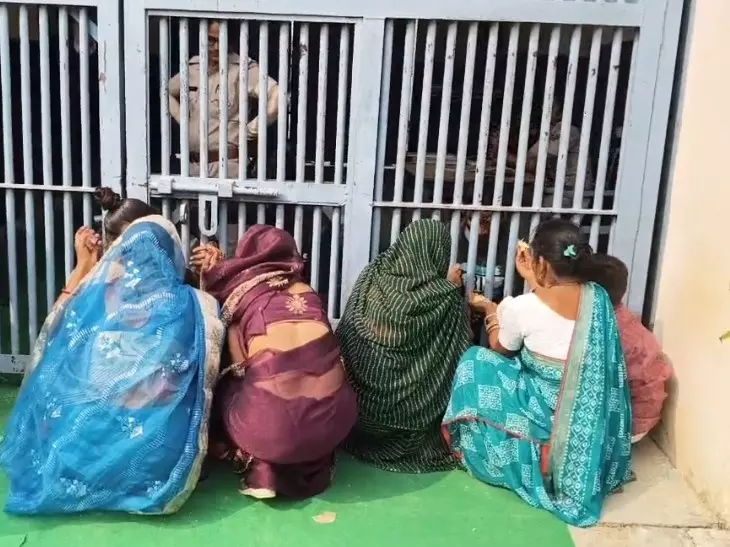 Bareilly: जेल में भाईदूज उत्सव, कैदियों को बहनों का आशीर्वाद Bareilly: जेल में भाईदूज उत्सव, कैदियों को बहनों का आशीर्वाद