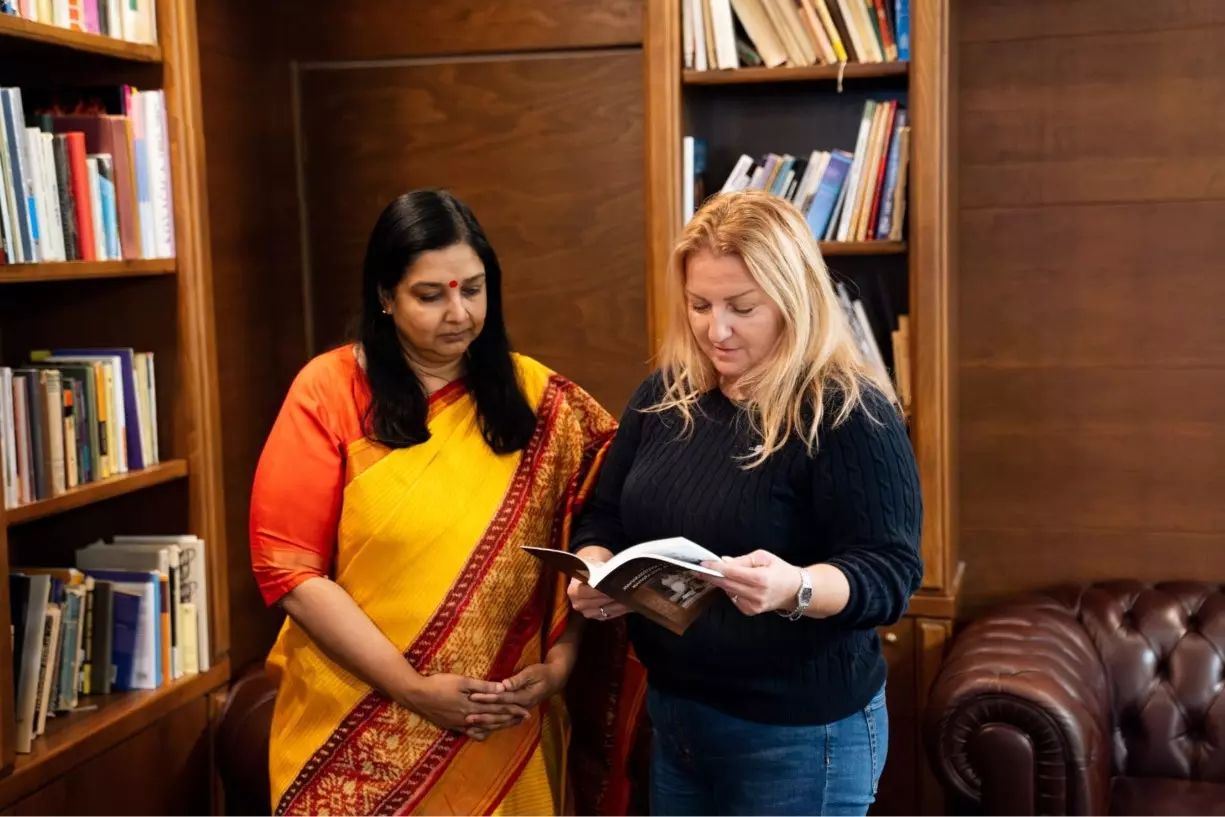भारतीय दूतावास ने स्लोवाक रेडियो और टेलीविजन पुस्तकालय को पुस्तकें भेंट कीं भारतीय दूतावास ने स्लोवाक रेडियो और टेलीविजन पुस्तकालय को पुस्तकें भेंट कीं