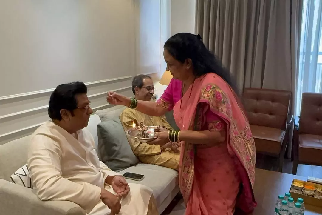 Bhai Dooj पर फिर एक हुआ ठाकरे परिवार Bhai Dooj पर फिर एक हुआ ठाकरे परिवार