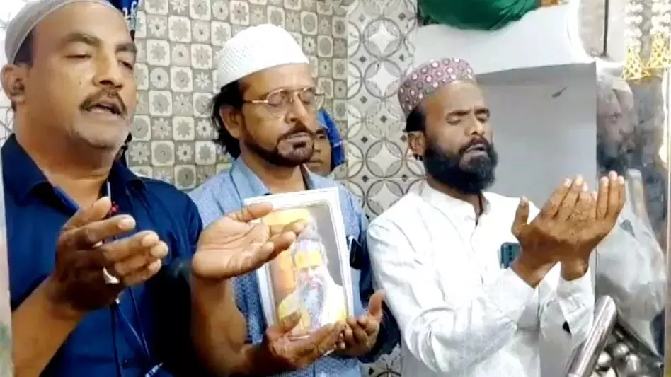 प्रेमानंद महाराज के लिए मुस्लिम युवाओं ने मांगी दुआ, फ्रेम फोटो लेकर पहुंचे दरगाह प्रेमानंद महाराज के लिए मुस्लिम युवाओं ने मांगी दुआ, फ्रेम फोटो लेकर पहुंचे दरगाह
