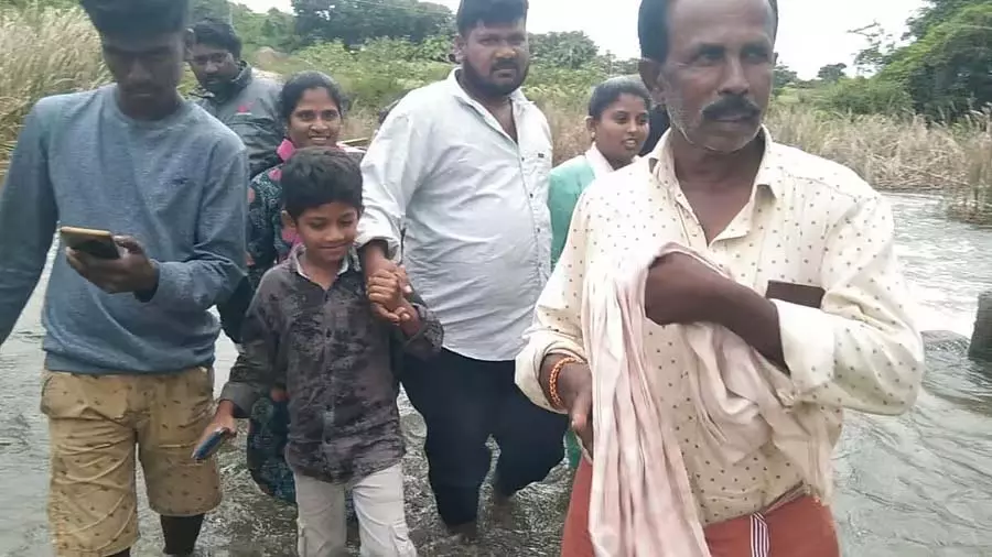 कोडी हरिदा रामसमुद्र केरे: पानी सड़क पर आ गया है; ग्रामीणों में निराशा कोडी हरिदा रामसमुद्र केरे: पानी सड़क पर आ गया है; ग्रामीणों में निराशा