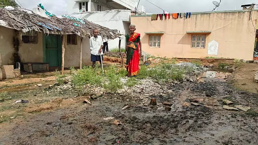 Chikkaballapura : सीसी सड़क का काम बीच में ही रुक गया Chikkaballapura : सीसी सड़क का काम बीच में ही रुक गया