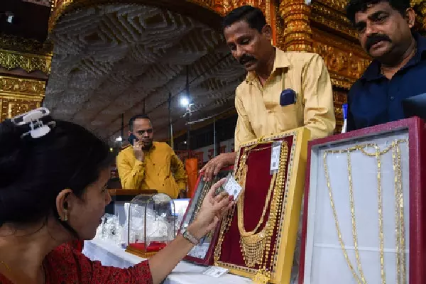 सोने-चांदी में गिरावट, अमेरिकी महंगाई डेटा से पहले दबाव बढ़ा सोने-चांदी में गिरावट, अमेरिकी महंगाई डेटा से पहले दबाव बढ़ा