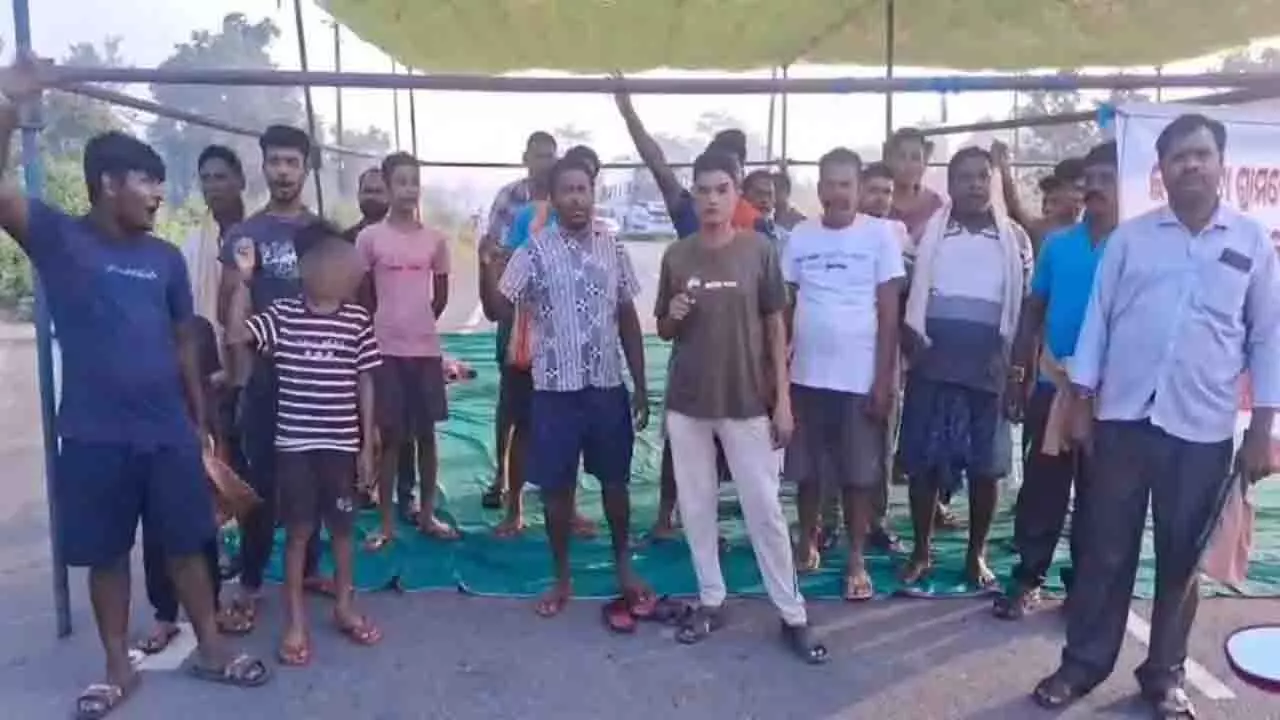 सोनपुर में चावल मिल विरोध: NH-126 पर लंबा जाम, ग्रामीण सड़कों पर उतरे सोनपुर में चावल मिल विरोध: NH-126 पर लंबा जाम, ग्रामीण सड़कों पर उतरे