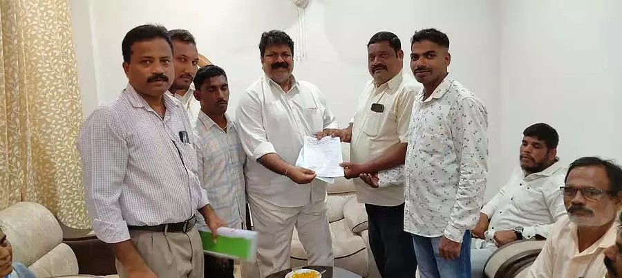 नाव डूबने की घटना: मंत्री से राहत के लिए अपील नाव डूबने की घटना: मंत्री से राहत के लिए अपील