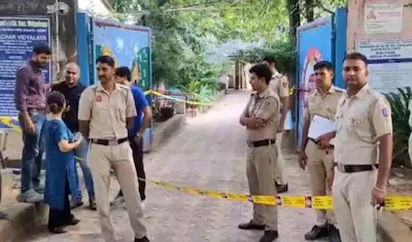 Delhi के कई स्कूलों को बम से उड़ाने की धमकी.. पुलिस अलर्ट पर Delhi के कई स्कूलों को बम से उड़ाने की धमकी.. पुलिस अलर्ट पर