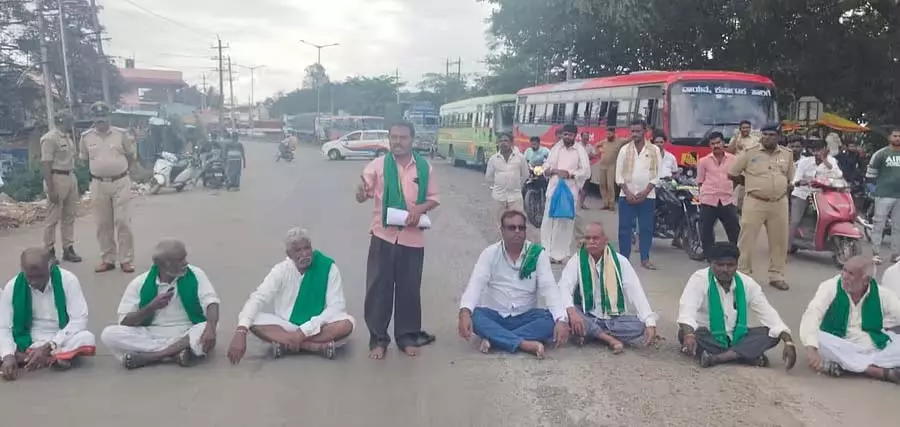 गन्ने की फसल का दाम तय; किसानों का विरोध प्रदर्शन गन्ने की फसल का दाम तय; किसानों का विरोध प्रदर्शन