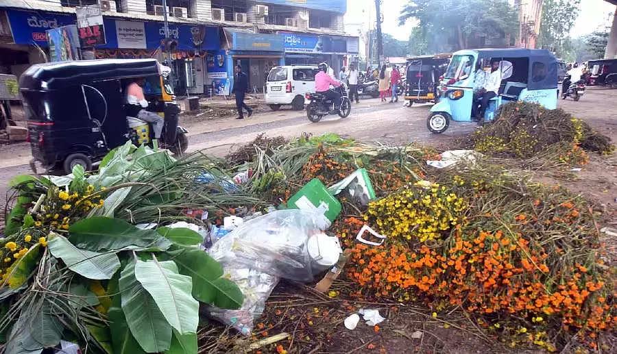 Hubli : कचरे का ढेर; यातायात बाधित Hubli : कचरे का ढेर; यातायात बाधित