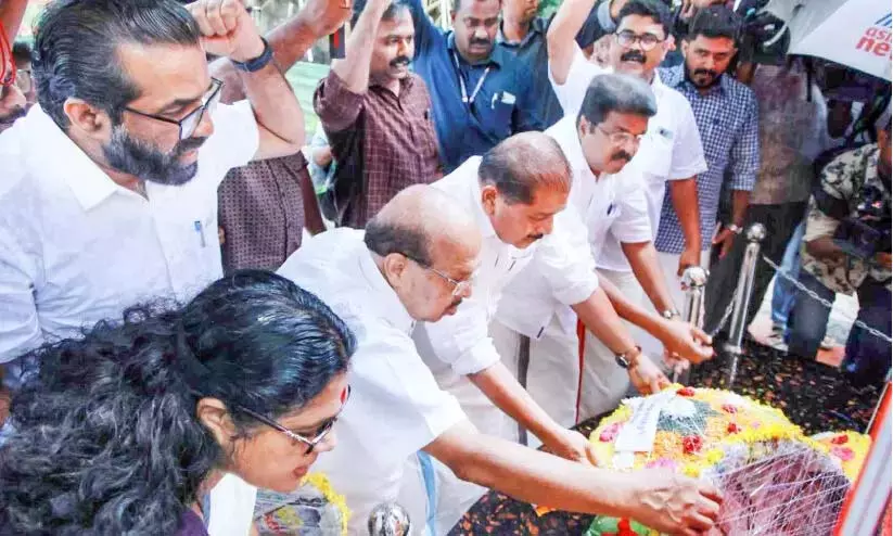 Kerala : हज़ारों लोगों ने पुन्नपरा वायलार शहीदों की याद में फूल चढ़ाए Kerala : हज़ारों लोगों ने पुन्नपरा वायलार शहीदों की याद में फूल चढ़ाए