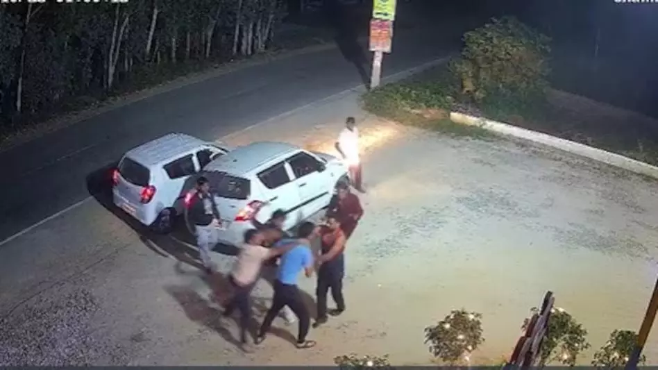बाइक सवार का अपहरण, पहले एक्सीडेंट कर किया घायल फिर उठा ले गए बदमाश बाइक सवार का अपहरण, पहले एक्सीडेंट कर किया घायल फिर उठा ले गए बदमाश