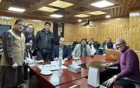 Srinagar: राज्यसभा चुनाव को लेकर मुख्यमंत्री उमर ने नेताओं के साथ चर्चा की Srinagar: राज्यसभा चुनाव को लेकर मुख्यमंत्री उमर ने नेताओं के साथ चर्चा की