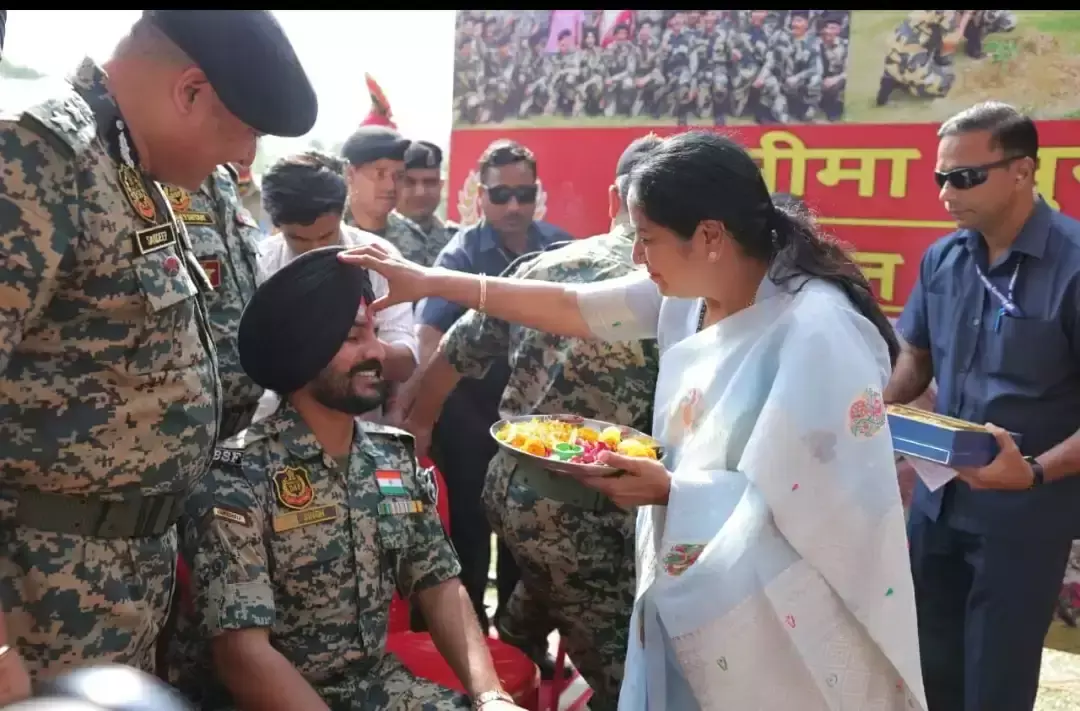 New Delhi: मुख्यमंत्री रेखा गुप्ता ने जवानों के साथ भाईदूज की खुशियां साझा की New Delhi: मुख्यमंत्री रेखा गुप्ता ने जवानों के साथ भाईदूज की खुशियां साझा की