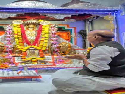 Rajnath Singh ने भारत-पाक सीमा के पास तनोट माता मंदिर में की पूजा-अर्चना Rajnath Singh ने भारत-पाक सीमा के पास तनोट माता मंदिर में की पूजा-अर्चना