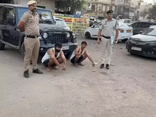 अंडरवियर और बनियान में गिरफ्तारी, चलती थार में युवकों ने किया था पेशाब अंडरवियर और बनियान में गिरफ्तारी, चलती थार में युवकों ने किया था पेशाब