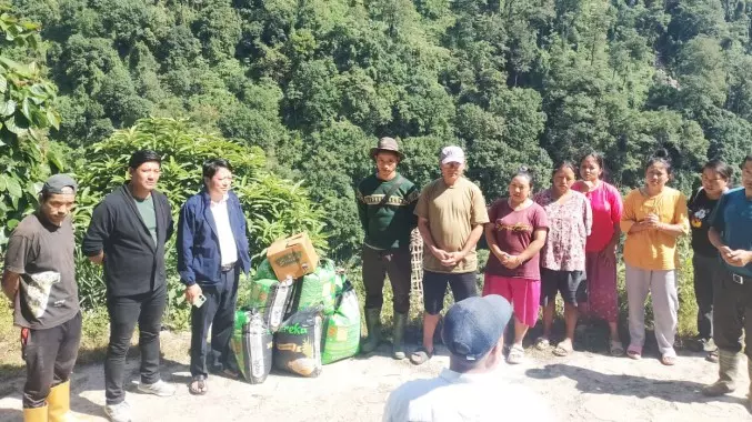 Sikkim : एसडीएफ ने ऊपरी रिम्बिक में राहत सामग्री वितरित की Sikkim : एसडीएफ ने ऊपरी रिम्बिक में राहत सामग्री वितरित की