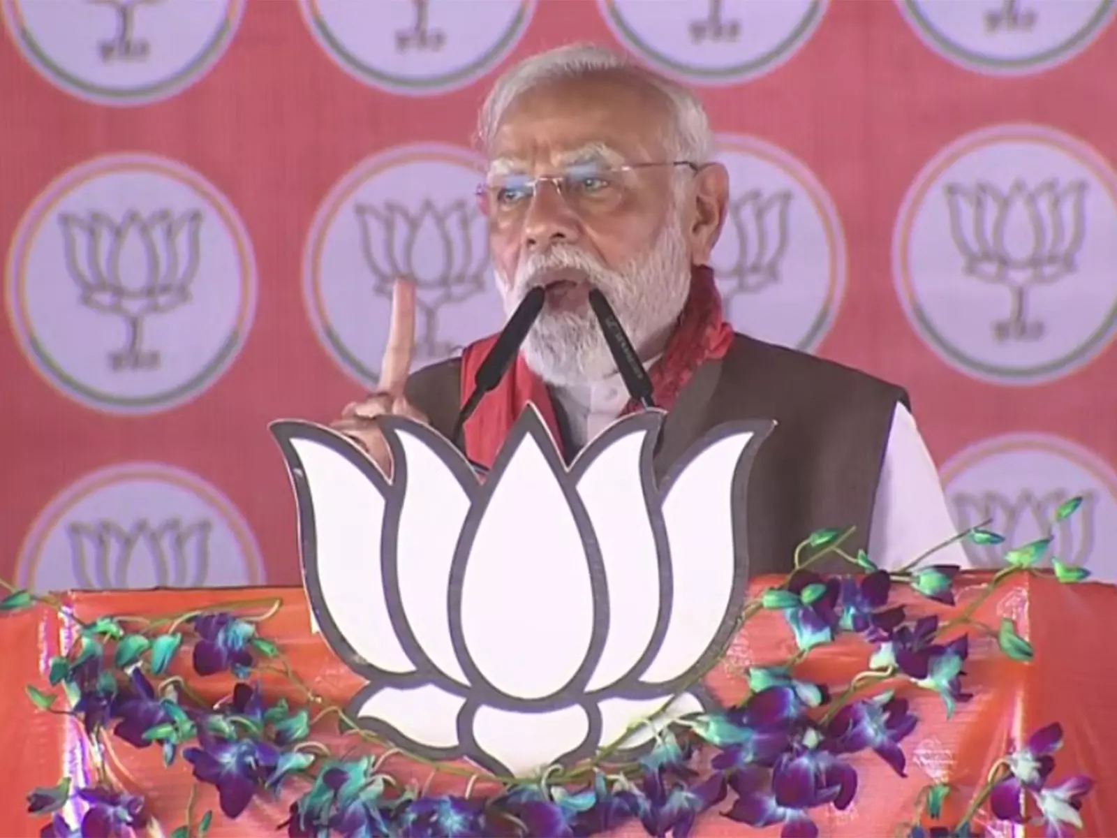 हमने जंगल राज को सुशासन में बदल दिया: PM मोदी ने विपक्षी महागठबंधन पर निशाना साधा हमने जंगल राज को सुशासन में बदल दिया: PM मोदी ने विपक्षी महागठबंधन पर निशाना साधा