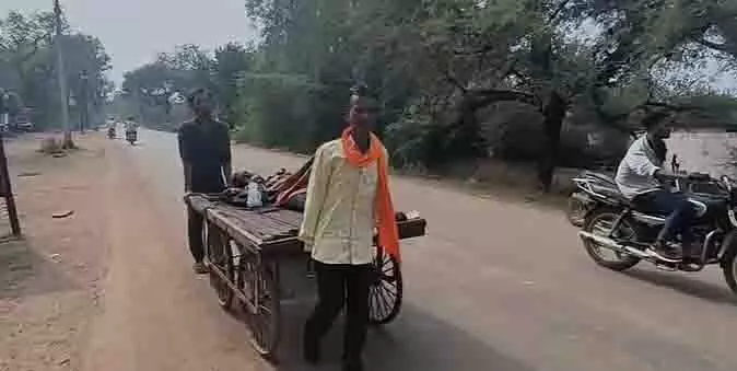 MP: एम्बुलेंस सेवा फेल, मजबूरी में ठेले पर अस्पताल ले जाया गया मरीज MP: एम्बुलेंस सेवा फेल, मजबूरी में ठेले पर अस्पताल ले जाया गया मरीज