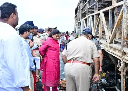 Andhra में बस अग्निकांड में 19 लोगों की मौत, जांच के लिए 16 टीमें गठित Andhra में बस अग्निकांड में 19 लोगों की मौत, जांच के लिए 16 टीमें गठित
