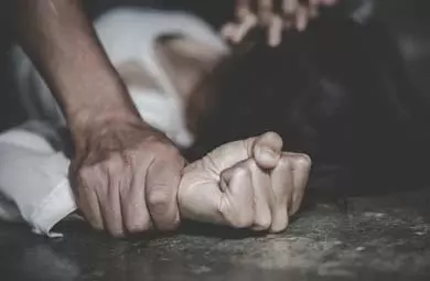 तीन दोस्तों के साथ तीर्थ यात्रा पर गई नाबालिग लड़की से बलात्कार का प्रयास तीन दोस्तों के साथ तीर्थ यात्रा पर गई नाबालिग लड़की से बलात्कार का प्रयास