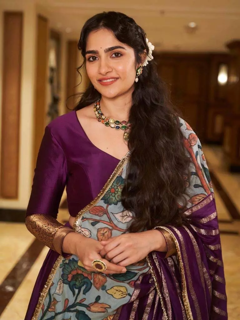 कांतारा के बाद Rukmini Vasanth का क्लासी अंदाज, प्रेमियों के दिल में फिर छाई कांतारा के बाद Rukmini Vasanth का क्लासी अंदाज, प्रेमियों के दिल में फिर छाई