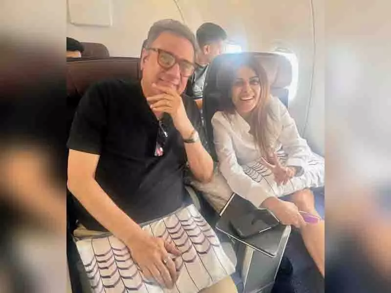 श्रीलंका जाने वाली फ्लाइट में Nia Sharma की मुलाकात बोमन ईरानी से हुई श्रीलंका जाने वाली फ्लाइट में Nia Sharma की मुलाकात बोमन ईरानी से हुई