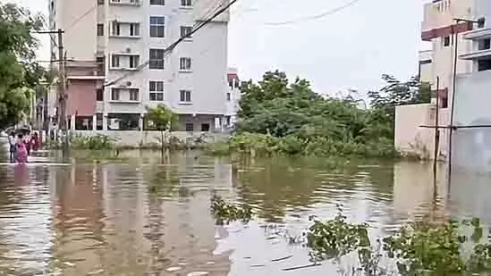 Delhi के रोहिणी में घर के पास जलभराव में छह साल की बच्ची डूबी Delhi के रोहिणी में घर के पास जलभराव में छह साल की बच्ची डूबी