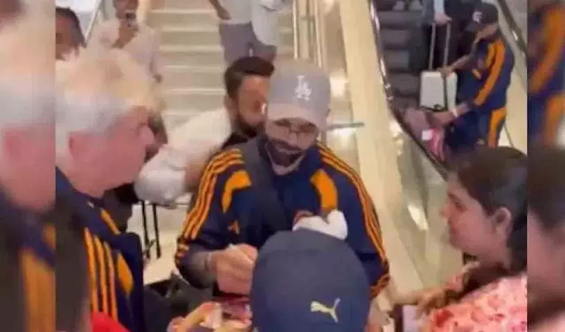 Virat Kohli सिडनी पहुंचे, एस्केलेटर से ऑटोग्राफ दिए Virat Kohli सिडनी पहुंचे, एस्केलेटर से ऑटोग्राफ दिए