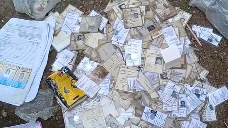 Nadia में आवारा व्यक्ति के बैग से सैकड़ों वोटर कार्ड बरामद, हड़कंप Nadia में आवारा व्यक्ति के बैग से सैकड़ों वोटर कार्ड बरामद, हड़कंप