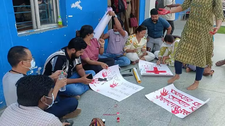Uluberia College में महिला डॉक्टर के उत्पीड़न के विरोध में डॉक्टरों की हड़ताल Uluberia College में महिला डॉक्टर के उत्पीड़न के विरोध में डॉक्टरों की हड़ताल