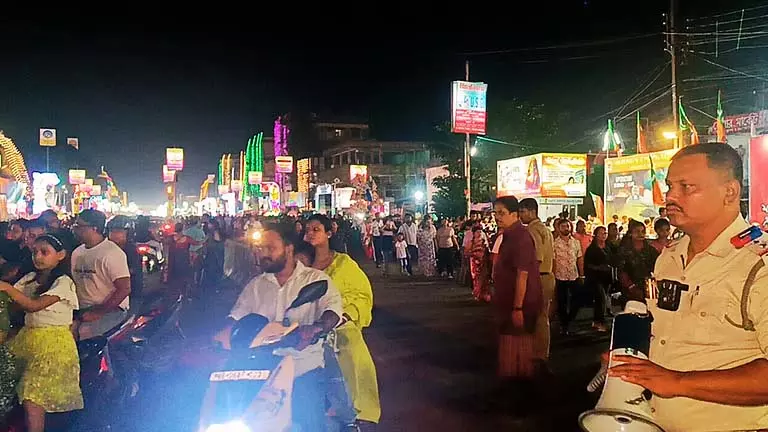 यह उत्सव मध्य रात्रि में मंडप की बत्तियाँ बुझाकर समाप्त यह उत्सव मध्य रात्रि में मंडप की बत्तियाँ बुझाकर समाप्त