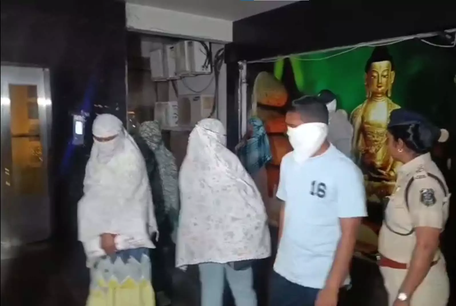 CG BREAKING: स्पा सेंटरों पर पुलिस का छापा, सेक्स रैकेट के आरोपी गिरफ्तार CG BREAKING: स्पा सेंटरों पर पुलिस का छापा, सेक्स रैकेट के आरोपी गिरफ्तार