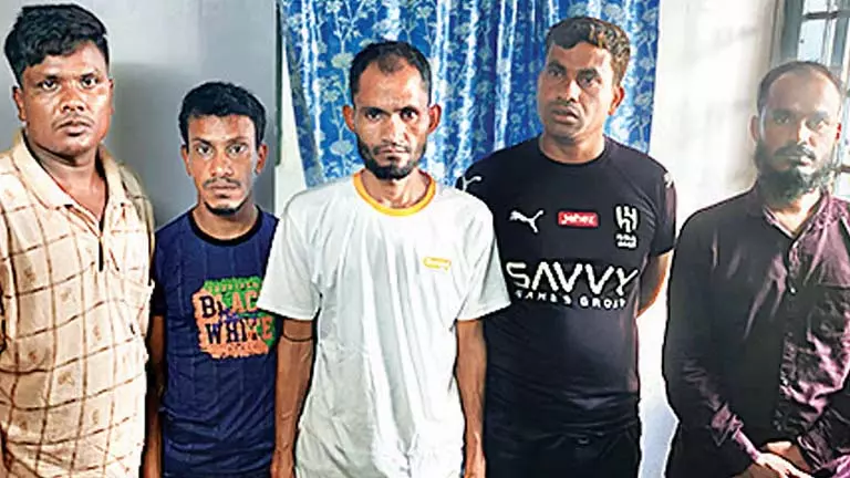 Cooch Behar से 5 संदिग्ध बांग्लादेशी गिरफ्तार, 4 से पूछताछ जारी Cooch Behar से 5 संदिग्ध बांग्लादेशी गिरफ्तार, 4 से पूछताछ जारी