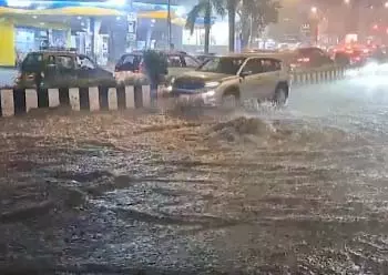 मुंबई में जोरदार बारिश, कई क्षेत्रों में जलभराव से जनजीवन प्रभावित मुंबई में जोरदार बारिश, कई क्षेत्रों में जलभराव से जनजीवन प्रभावित