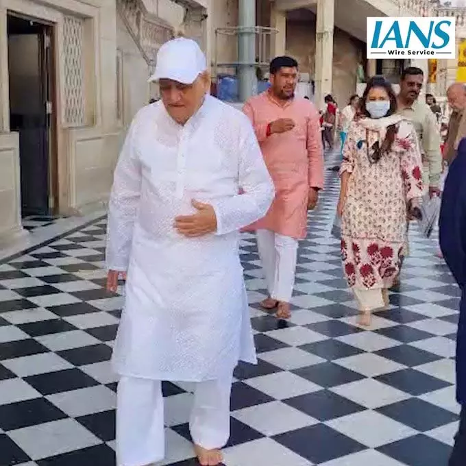 साक्षी धोनी ने हर की पौड़ी में अर्पित की पूजा साक्षी धोनी ने हर की पौड़ी में अर्पित की पूजा