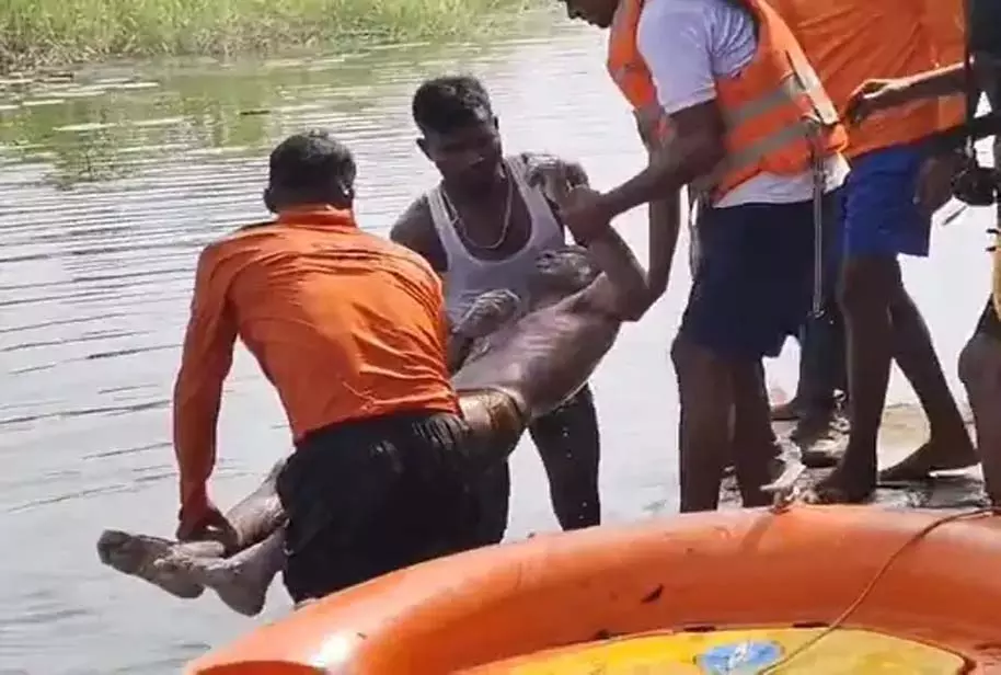 छठ घाट डेम में डूबे युवक का शव 22 घंटे बाद मिला छठ घाट डेम में डूबे युवक का शव 22 घंटे बाद मिला