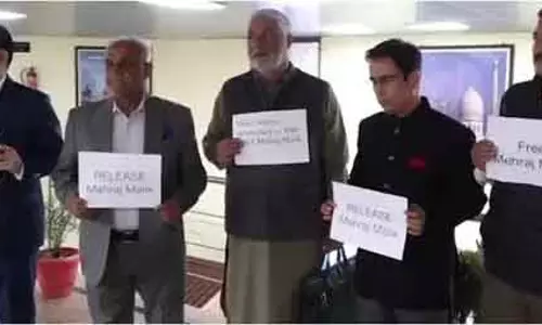 एनसी, कांग्रेस विधायकों ने आप विधायक की रिहाई के लिए विरोध प्रदर्शन किया एनसी, कांग्रेस विधायकों ने आप विधायक की रिहाई के लिए विरोध प्रदर्शन किया