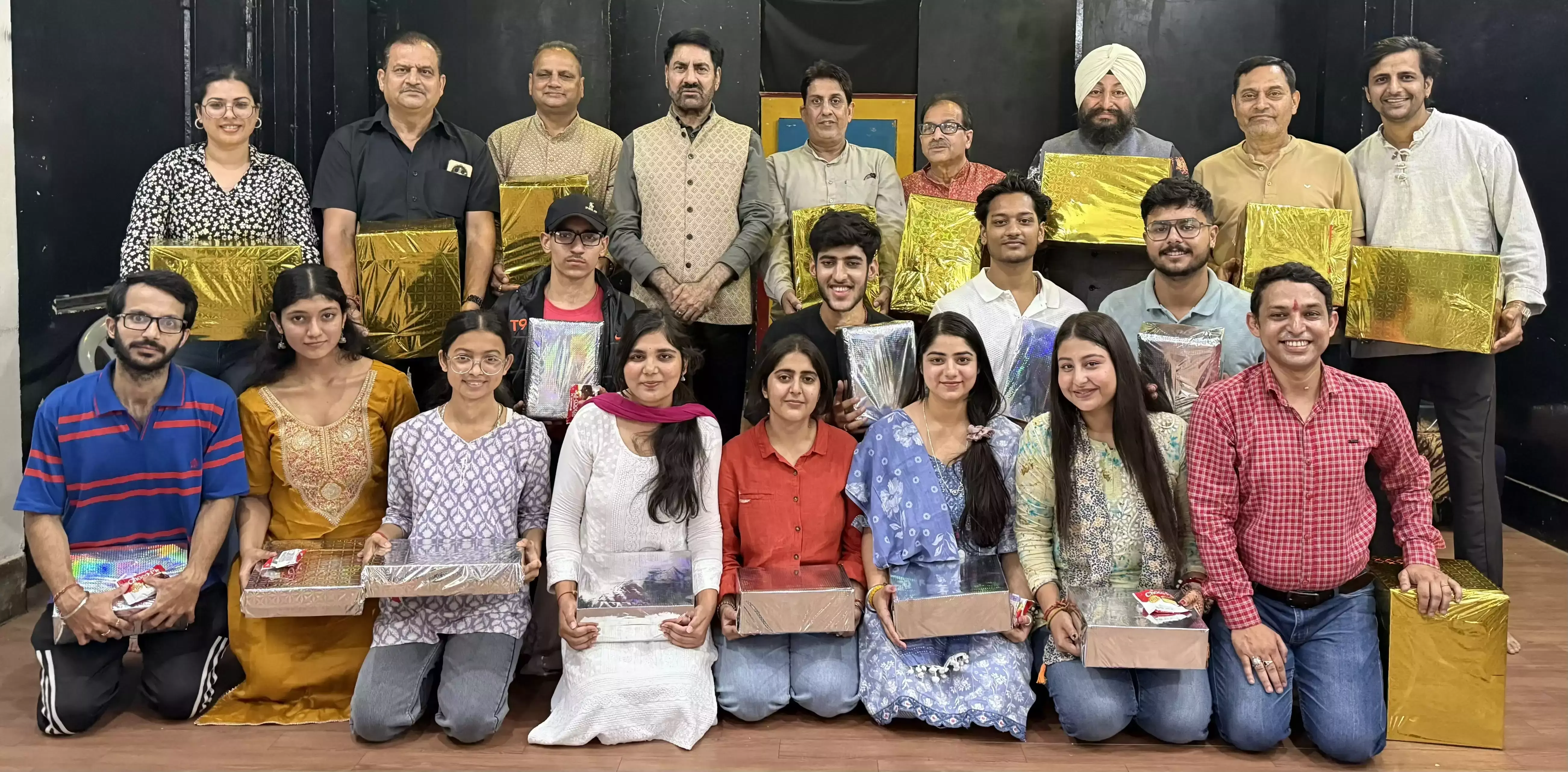 Jammu: नटरंग जम्मू ने उत्कृष्ट थिएटर कलाकारों को किया सम्मानित Jammu: नटरंग जम्मू ने उत्कृष्ट थिएटर कलाकारों को किया सम्मानित