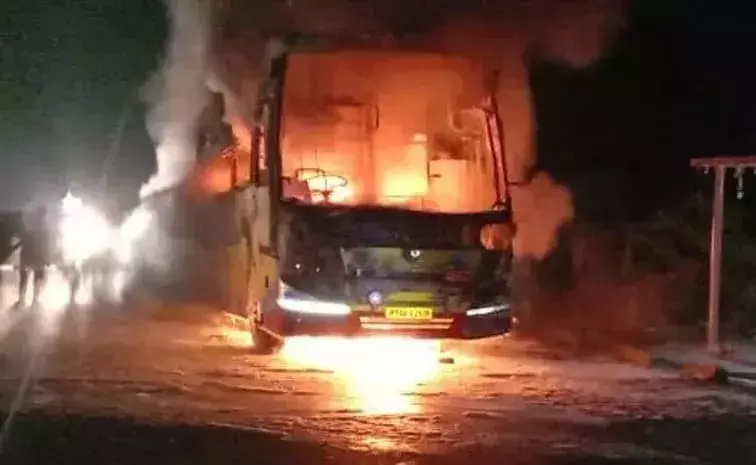 Kurnool: करनूल सड़क हादसे में 20 लोगों के मरने की आशंका Kurnool: करनूल सड़क हादसे में 20 लोगों के मरने की आशंका