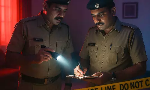 Mumbai : जज के घर से सोने के सिक्के और ₹4.82 लाख की साड़ी चुराने के शक में नौकरानी और कुक पर शक Mumbai : जज के घर से सोने के सिक्के और ₹4.82 लाख की साड़ी चुराने के शक में नौकरानी और कुक पर शक