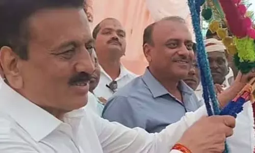 Jalgaon : गिरीश महाजन सतपुड़ा के दूरदराज के आदिवासी पाड़ा पहुंचे Jalgaon : गिरीश महाजन सतपुड़ा के दूरदराज के आदिवासी पाड़ा पहुंचे