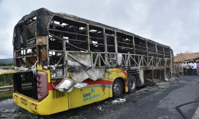 Kurnool में टक्कर के बाद बेंगलुरु जा रही बस में आग लगने से 25 से अधिक लोगों की मौत Kurnool में टक्कर के बाद बेंगलुरु जा रही बस में आग लगने से 25 से अधिक लोगों की मौत