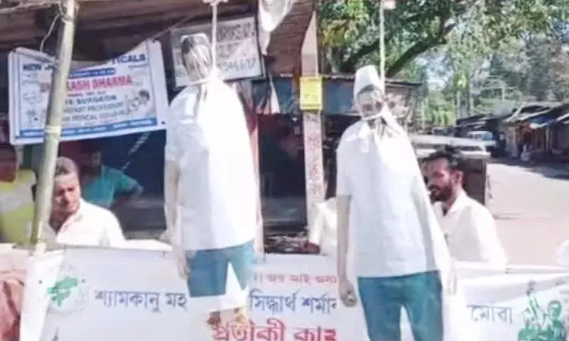 Assam में व्यापक विरोध प्रदर्शन: जुबीन गर्ग मामले के आरोपियों के पुतले जलाए गए Assam में व्यापक विरोध प्रदर्शन: जुबीन गर्ग मामले के आरोपियों के पुतले जलाए गए