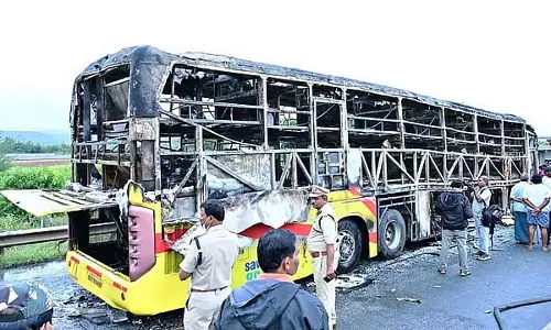 Andhra में ओमनी बस में आग लगने से 15 लोगों की मौत हो गई Andhra में ओमनी बस में आग लगने से 15 लोगों की मौत हो गई