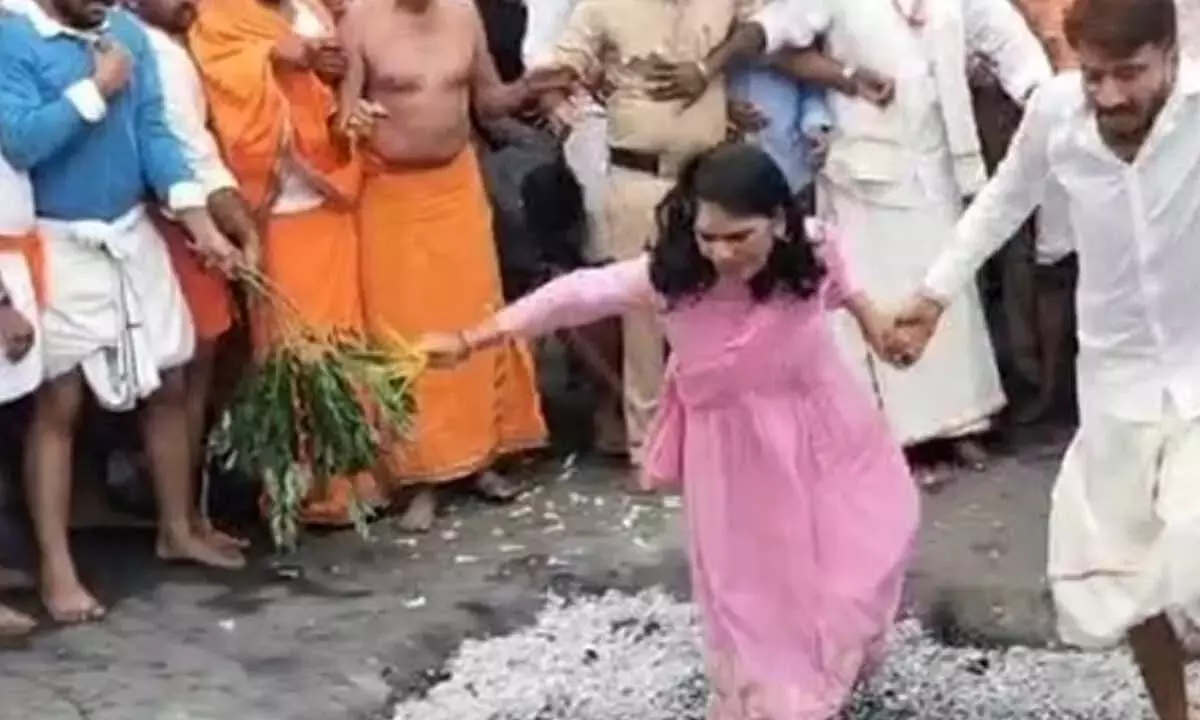 Karnataka के डिप्टी कमिश्नर ने हसनम्बा देवी पूजा में निभाई परंपरा, जनता हुई प्रभावित