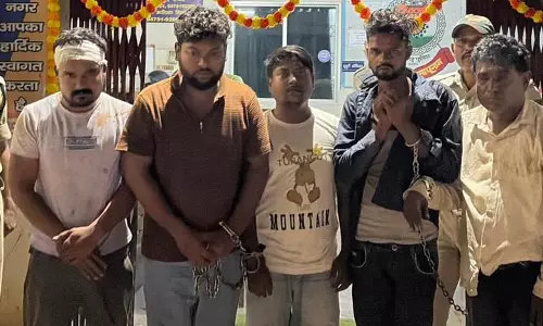 ट्रांसपोर्टर अपने गुर्गों के साथ गिरफ्तार, मॉल में किया था अश्लील हरकत और दबंगई
